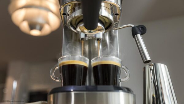 Imagen 6 Cafetera express Cecotec Cafelizzia 790 Steel de 1350 W y 20 bares. Sistema Thermoblock, vaporizador orientable y acabado en acero inoxidable de alta calidad.