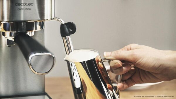 Imagen 5 Cafetera express Cafelizzia 790 Steel Pro con 1350 W, 20 bares y Thermoblock. Obtén espressos y cappuccinos con aroma intenso y crema perfecta en segundos.