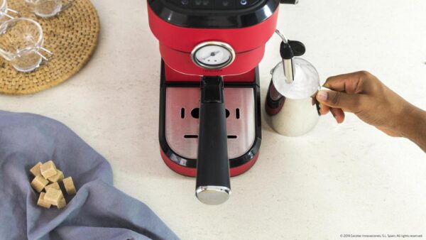 Imagen 5 Cafetera express Cafelizzia 790 Shiny Pro de 1350 W y 20 bares. Diseño compacto en rojo con manómetro, sistema Thermoblock y vaporizador para un café profesional.