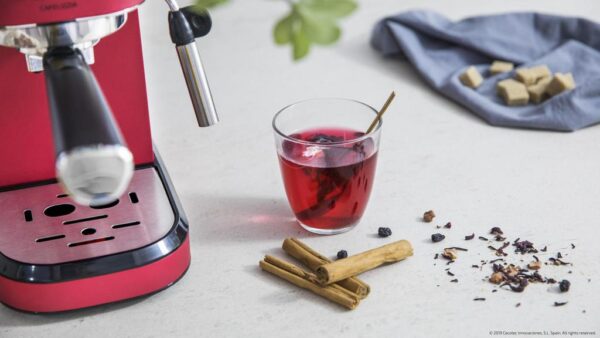 Imagen 6 Cafetera express Cafelizzia 790 Shiny Pro de 1350 W y 20 bares. Diseño compacto en rojo con manómetro, sistema Thermoblock y vaporizador para un café profesional.