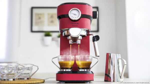 Imagen 7 Cafetera express Cafelizzia 790 Shiny Pro de 1350 W y 20 bares. Diseño compacto en rojo con manómetro, sistema Thermoblock y vaporizador para un café profesional.