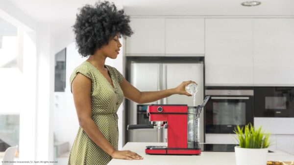 Imagen 8 Cafetera express Cafelizzia 790 Shiny Pro de 1350 W y 20 bares. Diseño compacto en rojo con manómetro, sistema Thermoblock y vaporizador para un café profesional.