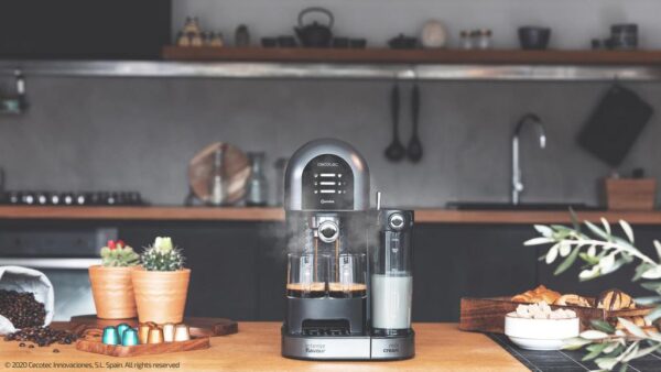 Imagen 3 Cafetera semiautomática Cecotec Instant-ccino 20 Chic Serie Nera con 20 bares, 1470W, compatible con café molido y cápsulas, y depósito de leche de 0,7L.