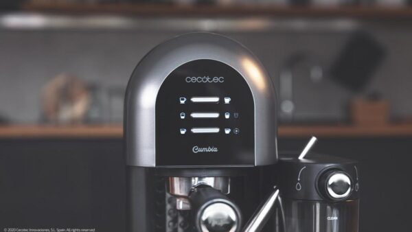 Imagen 6 Cafetera semiautomática Cecotec Instant-ccino 20 Chic Serie Nera con 20 bares, 1470W, compatible con café molido y cápsulas, y depósito de leche de 0,7L.