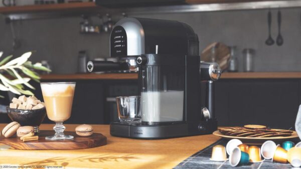 Imagen 7 Cafetera semiautomática Cecotec Instant-ccino 20 Chic Serie Nera con 20 bares, 1470W, compatible con café molido y cápsulas, y depósito de leche de 0,7L.