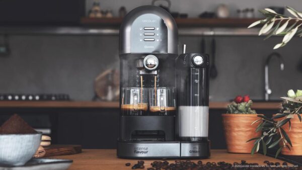 Imagen 8 Cafetera semiautomática Cecotec Instant-ccino 20 Chic Serie Nera con 20 bares, 1470W, compatible con café molido y cápsulas, y depósito de leche de 0,7L.