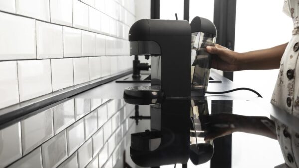 Imagen 5 Cafetera espresso Capricciosa Black con 19 bares de presión. Diseño compacto apto para café molido y monodosis ESE, ideal para obtener el mejor aroma y crema.