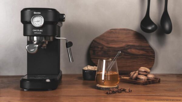 Imagen 6 Cafetera espresso con 1350 W, 20 bares de presión y manómetro. Sistema Thermoblock para calentamiento rápido y vaporizador orientable para cappuccinos.