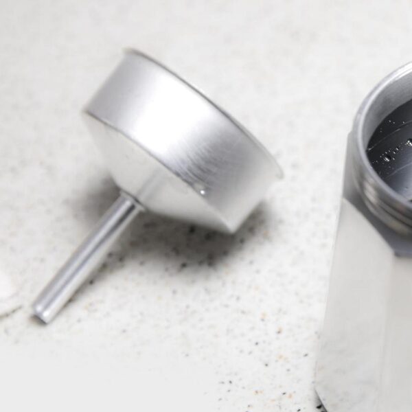 Imagen 8 Cafetera italiana Mokclassic 900 Shiny de Cecotec fabricada en aluminio fundido para 9 tazas. Diseño elegante con mango ergonómico y acabados de alta calidad.