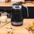 1748-Imagen-4 Imagen 4 Hervidor de agua de 1,7 L y 2200 W con pantalla táctil. Control de temperatura preciso, función mantener calor y diseño libre de BPA para infusiones perfectas.