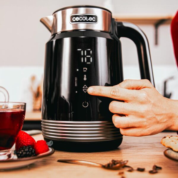 1748-Imagen-6 Imagen 6 Hervidor de agua de 1,7 L y 2200 W con pantalla táctil. Control de temperatura preciso, función mantener calor y diseño libre de BPA para infusiones perfectas.