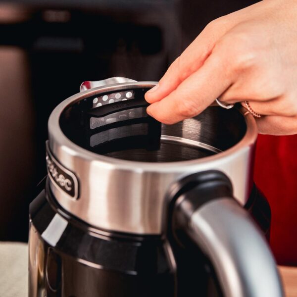 1748-Imagen-8 Imagen 8 Hervidor de agua de 1,7 L y 2200 W con pantalla táctil. Control de temperatura preciso, función mantener calor y diseño libre de BPA para infusiones perfectas.