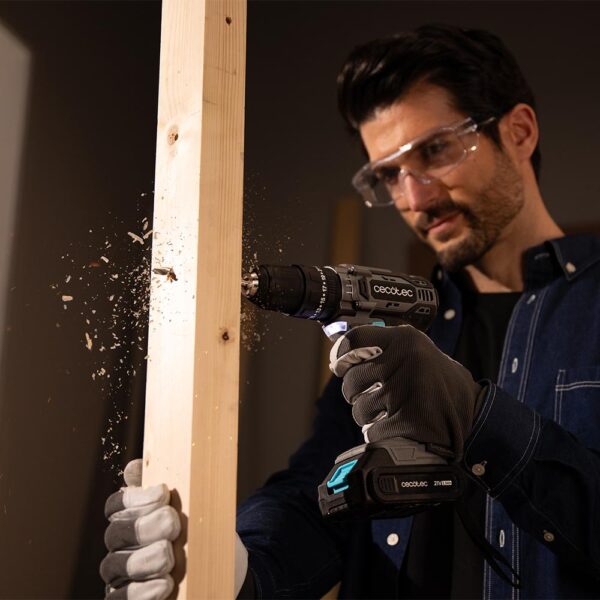 Imagen 3 Potente taladro percutor y atornillador de 21V Cecotec PowerForce 2120 Impact. Ideal para perforación en pared, madera y metal con máxima precisión y control.