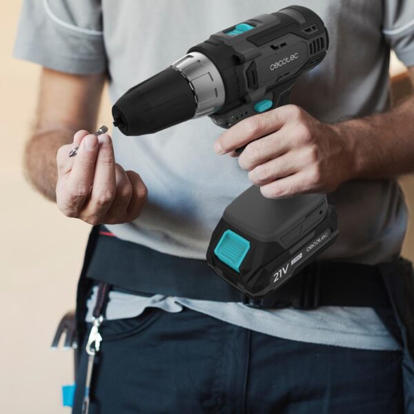 Imagen 7 Potente taladro percutor y atornillador de 21V Cecotec PowerForce 2120 Impact. Ideal para perforación en pared, madera y metal con máxima precisión y control.