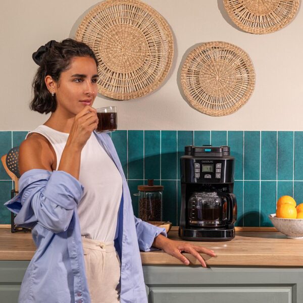 Imagen 5 Cafetera de goteo Coffee 66 Grind & Drop de Cecotec con molinillo integrado, 1000 W de potencia y capacidad para 12 tazas. Café recién molido con aroma intenso.