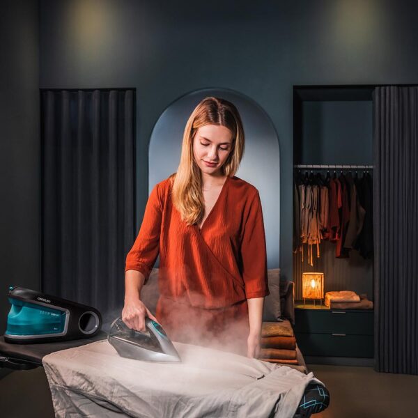 Imagen 8 Centro de planchado IronHero 3200 Station con 3200 W, 8 bares de presión, vapor continuo de 150 g/min y golpe de 420 g/min. Suela cerámica y sistema antical.