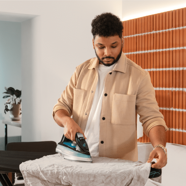 Imagen 5 Plancha horizontal IronHero 2600 Force con 2600 W, golpe de vapor de 210 g/min y suela de gran resistencia. Elimina arrugas difíciles con un deslizamiento suave.