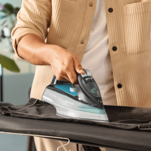 Imagen 6 Plancha horizontal IronHero 2600 Force con 2600 W, golpe de vapor de 210 g/min y suela de gran resistencia. Elimina arrugas difíciles con un deslizamiento suave.