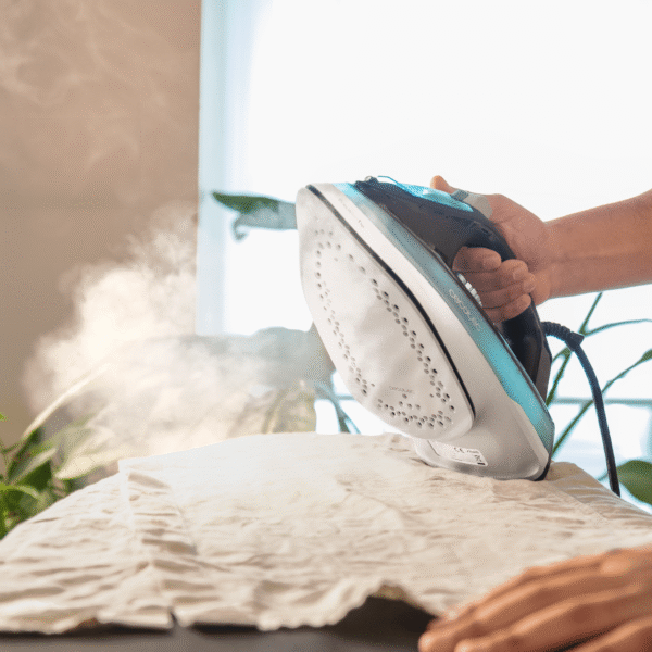 Imagen 7 Plancha horizontal IronHero 2600 Force con 2600 W, golpe de vapor de 210 g/min y suela de gran resistencia. Elimina arrugas difíciles con un deslizamiento suave.