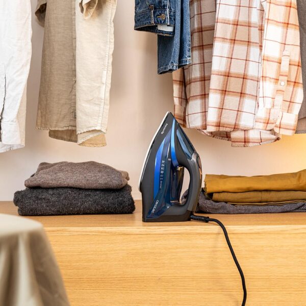 1877-Imagen-5 Imagen 5 Plancha Cecotec IronHero 3200 Double Steam i-Pump de 3200 W con golpe de vapor de 285 g/min, suela anodizada y tecnología de doble salida de vapor.