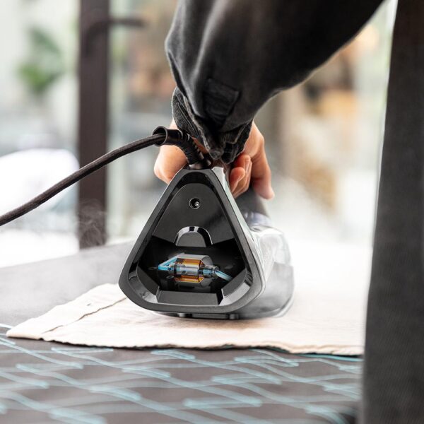 1877-Imagen-6 Imagen 6 Plancha Cecotec IronHero 3200 Double Steam i-Pump de 3200 W con golpe de vapor de 285 g/min, suela anodizada y tecnología de doble salida de vapor.