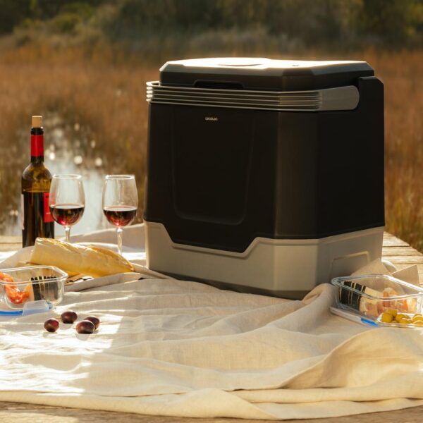 Imagen 5 Nevera portátil Bolero TravelCooling 33L D de Cecotec. Enfría y calienta (8-65ºC), compatible con 12V y 220V. Ideal para coches y caravanas con aislamiento PU.