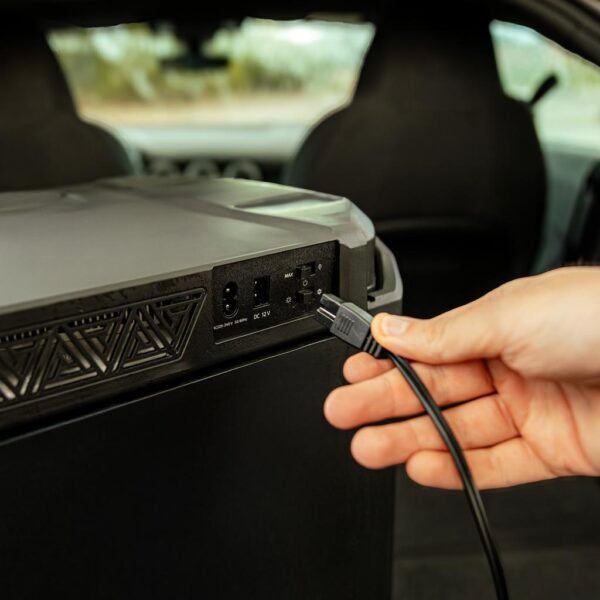 Imagen 7 Nevera portátil Bolero TravelCooling 33L D de Cecotec. Enfría y calienta (8-65ºC), compatible con 12V y 220V. Ideal para coches y caravanas con aislamiento PU.