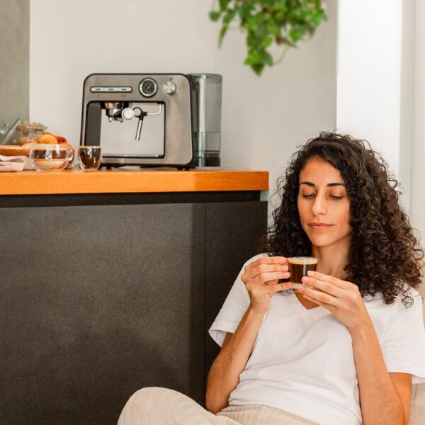 Imagen 5 Cafetera espresso Power Espresso 20 Square Pro con 20 bares de presión, sistema Thermoblock y vaporizador orientable para lograr la mejor crema y aroma intenso.