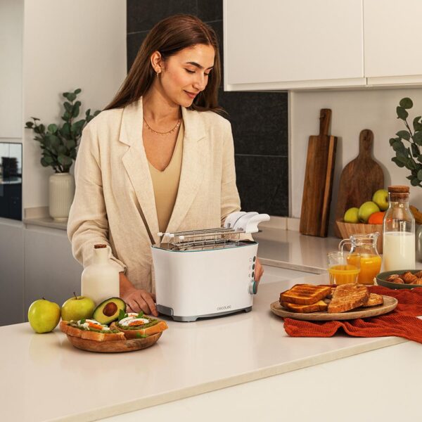 Imagen 4 Tostadora Toast&Taste Double W de 650 W con capacidad para dos tostadas. Incluye 7 niveles de potencia, funciones descongelar y recalentar, y pinzas incluidas.