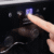 Imagen 8 Vinoteca de compresor para 12 botellas con diseño compacto. Ajuste de 8-18ºC, estantes de madera y display táctil. Ideal para conservar vinos en espacios reducidos.