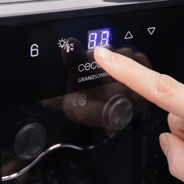 Imagen 8 Vinoteca de compresor para 12 botellas con diseño compacto. Ajuste de 8-18ºC, estantes de madera y display táctil. Ideal para conservar vinos en espacios reducidos.