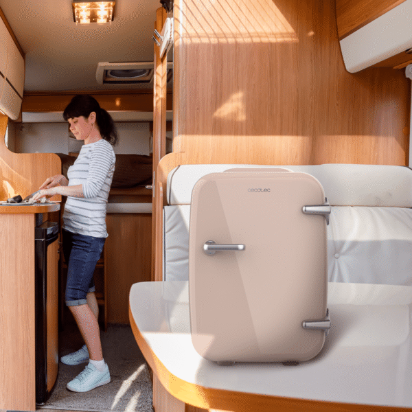 Imagen 6 Frigorífico mini retro Bolero MiniCooling 4L Habana Cream. Compacto, portátil, función frío/calor y compatible con coche 12V y red 220V. Ideal para viajes.