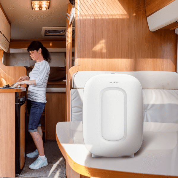2688-Imagen-7 Imagen 7 Frigorífico retro Cecotec Bolero MiniCooling 4L Bora White con función frío y calor. Compatible con 12V y 220V, ideal para coches, caravanas y oficinas.