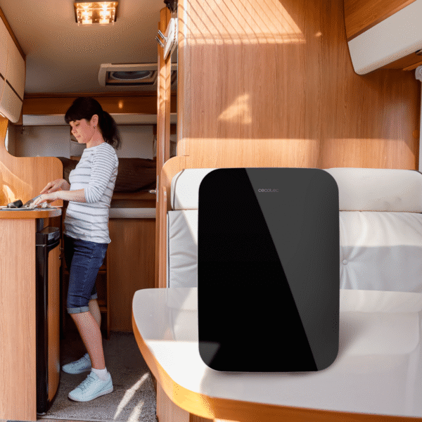 Imagen 7 Mini frigorífico retro Bolero MiniCooling 6L Bahamas Black. Enfría y calienta (5-65ºC), ideal para coche y casa. Compacto, portátil y con conexión 12V-220V.