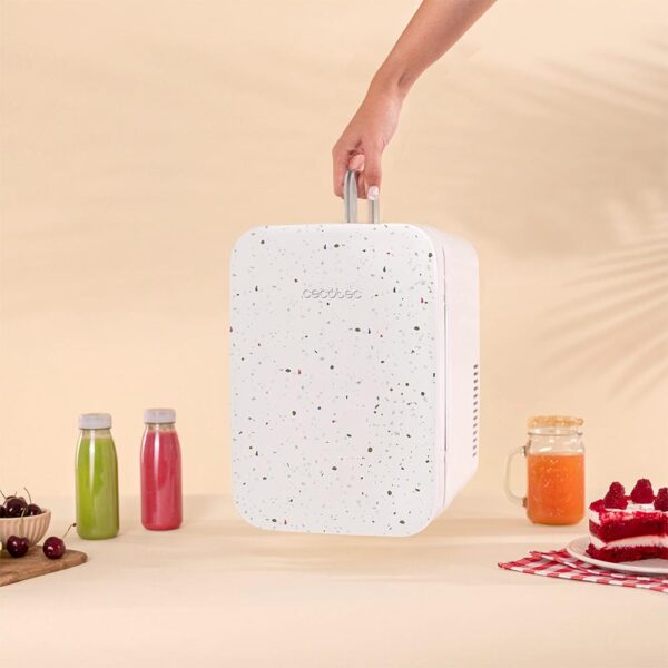 Imagen 8 Mini frigorífico retro Cecotec Bolero MiniCooling 10L Bahamas Pat 3. Con funciones de frío y calor (7-65 ºC) y conexión para coche y hogar 12V-220V.