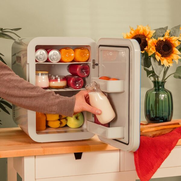 Imagen 4 Mini nevera retro Cecotec de 20L con función frío y calor. Compatible con 12V y 220V, ideal para coches y caravanas. Rango de temperatura de 7ºC a 65ºC.