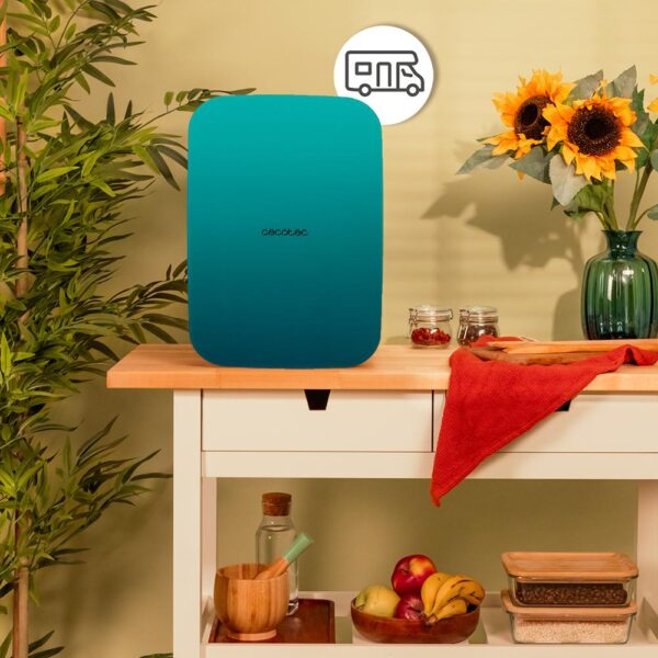 Imagen 5 Mini nevera retro Cecotec de 20L con función frío y calor. Compatible con 12V y 220V, ideal para coches y caravanas. Rango de temperatura de 7ºC a 65ºC.