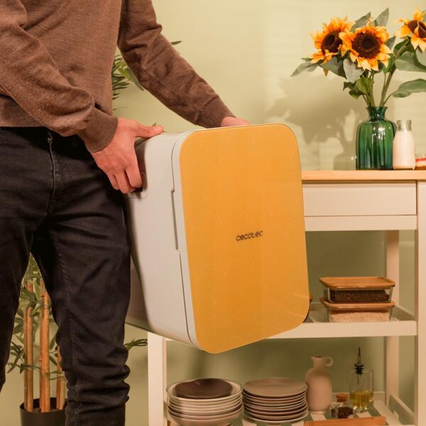 Imagen 8 Frigorífico retro Bolero MiniCooling 20L Bahamas Pat 2 de Cecotec. Capacidad de 20 litros, función frío y calor (7-65ºC) y compatible con coches y caravanas.