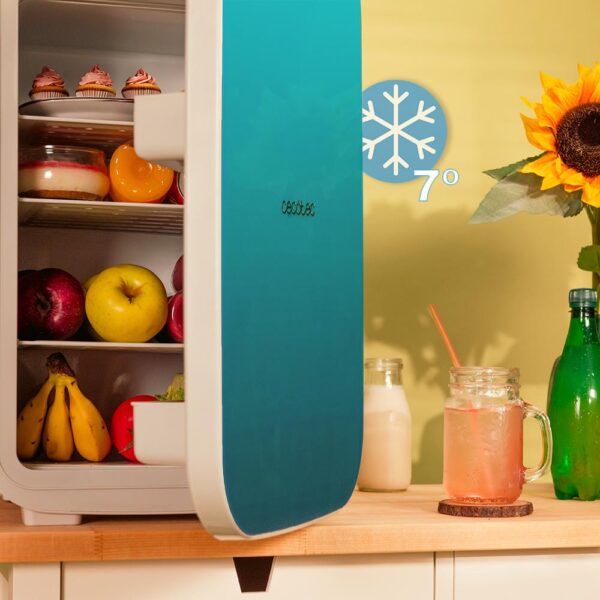 2703-Imagen-6 Imagen 6 Frigorífico retro Bolero MiniCooling 25L Bahamas Pat 1 de Cecotec. Capacidad de 25 litros, función frío/calor (7-65 ºC) y conexión 12V-220V para coche y hogar.