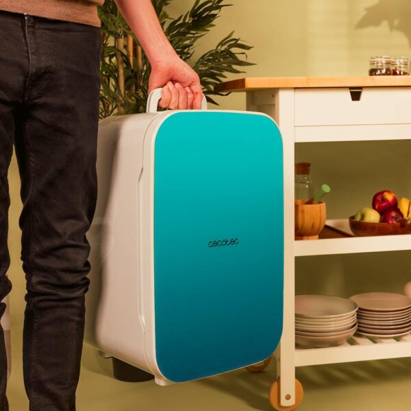 2703-Imagen-8 Imagen 8 Frigorífico retro Bolero MiniCooling 25L Bahamas Pat 1 de Cecotec. Capacidad de 25 litros, función frío/calor (7-65 ºC) y conexión 12V-220V para coche y hogar.