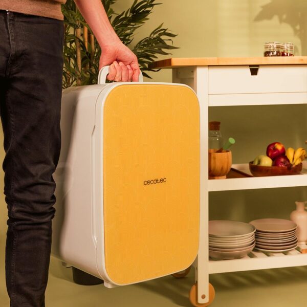 Imagen 8 Frigorífico mini de 25L con diseño retro. Doble función frío y calor (7ºC-65ºC) y conexión 12V/220V para coche y hogar. Compacto, versátil y fácil de transportar.