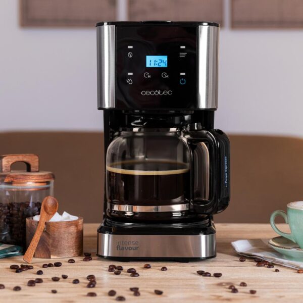 Imagen 3 Cafetera de goteo Coffee 66 Drop & Touch de Cecotec con pantalla LCD táctil, 950 W de potencia y capacidad de 1,5 litros para 12 tazas de café con aroma intenso.