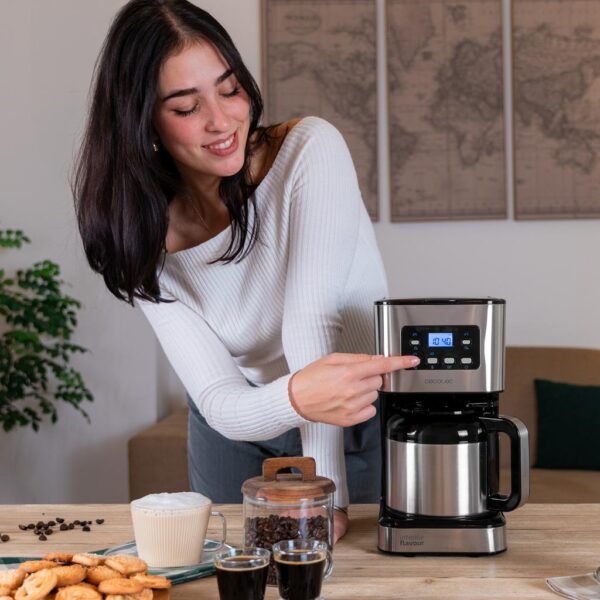 Imagen 5 Cafetera de goteo Cecotec Coffee 66 Drop & Thermo con capacidad de 1,5 L, jarra térmica de acero inoxidable y tecnología ExtremeAroma para un sabor intenso.