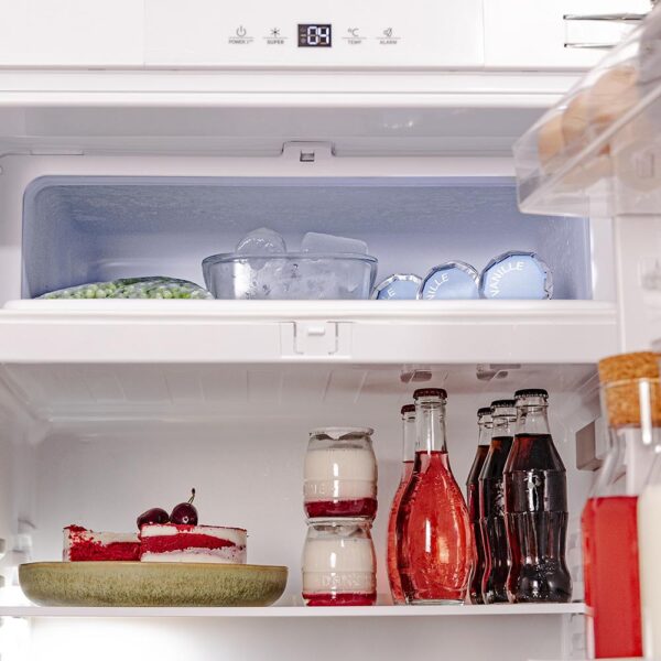 Imagen 6 Mini frigorífico integrable Cecotec Bolero CoolMarket TT BI 121 White E de 121 litros, eficiencia clase E y función Fast Freezing. Diseño compacto y eficiente.