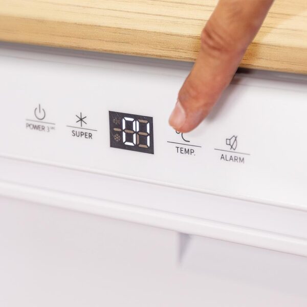 Imagen 7 Mini frigorífico integrable Cecotec Bolero CoolMarket TT BI 121 White E de 121 litros, eficiencia clase E y función Fast Freezing. Diseño compacto y eficiente.