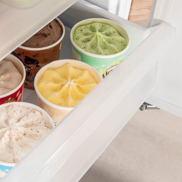 Imagen 5 Congelador integrable Bolero Coolmarket TF BI 101 White E de 101 litros, clase energética E, control táctil y función Fast Freezing para un enfriamiento rápido.