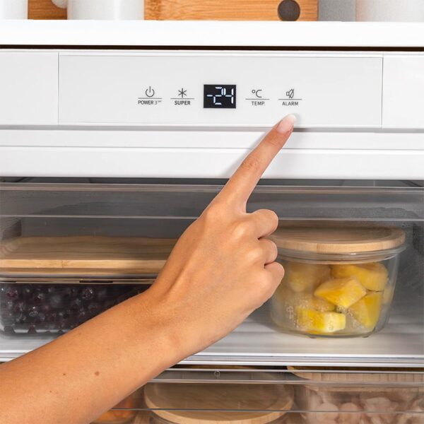 Imagen 6 Congelador integrable Bolero Coolmarket TF BI 101 White E de 101 litros, clase energética E, control táctil y función Fast Freezing para un enfriamiento rápido.