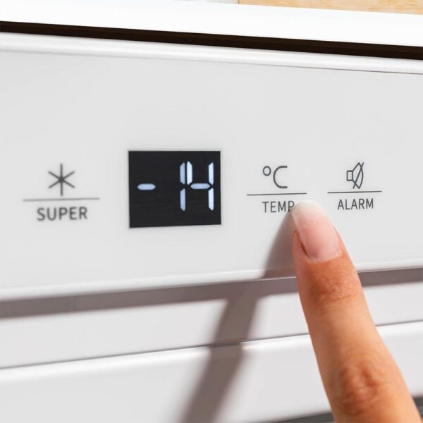 Imagen 7 Congelador integrable Bolero Coolmarket TF BI 101 White E de 101 litros, clase energética E, control táctil y función Fast Freezing para un enfriamiento rápido.