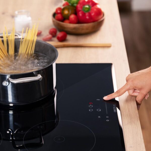 Imagen 6 Placa de inducción Bolero Squad I 3200 de Cecotec con 7200 W, 9 niveles de potencia, control slider invisible y función Booster para máxima eficiencia táctil.