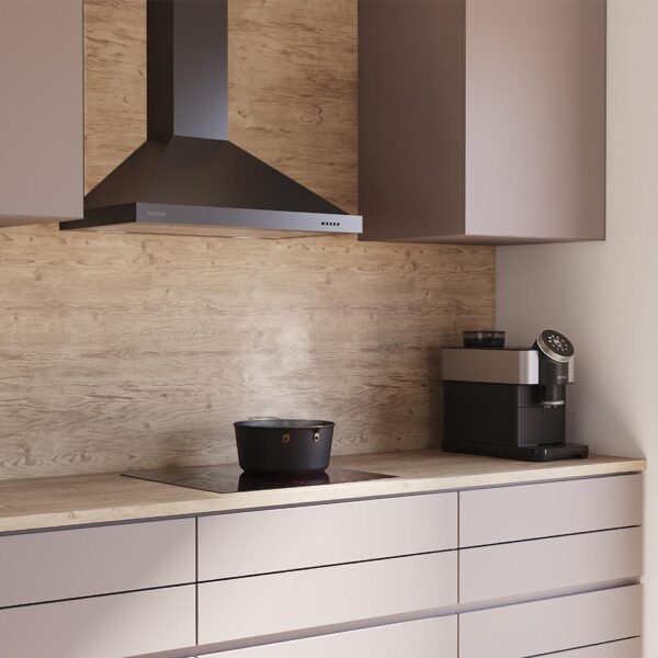 2871-Imagen-5 Imagen 5 Campana piramidal Cecotec Bolero Flux PM 606500 Black A de 60 cm. Potencia de succión de 650 m3/h, eficiencia clase A, motor de 165W y elegante acabado negro.
